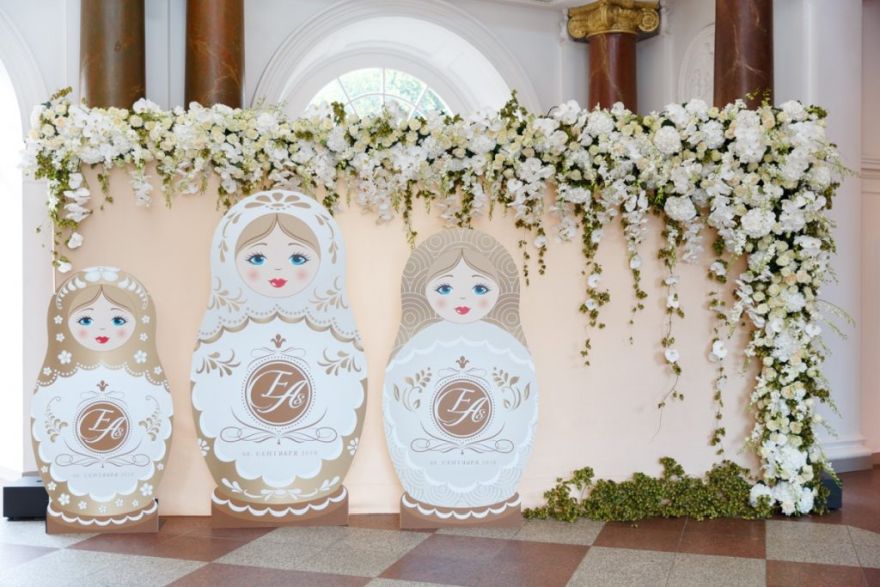 Flower Wall Fotowand Matrouschka Hochzeit Empfang Foyer Floristik Hochzeitsdeko Blumen Blumenwand